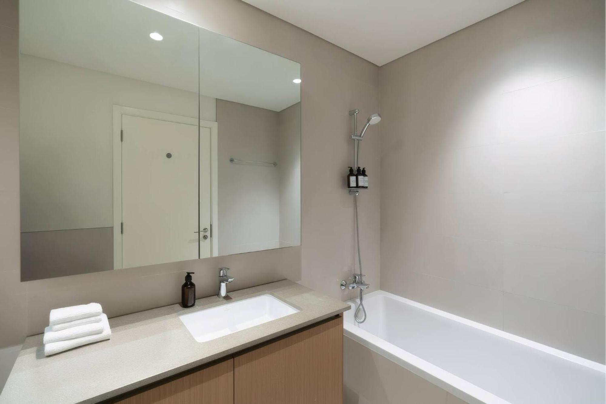 Apartment Luxury | Private With Cooled | 3br *